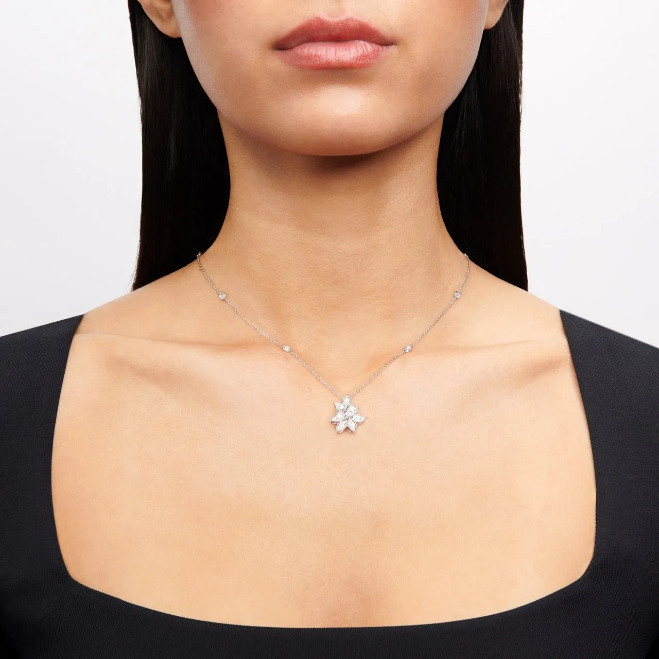 Fiore Pendant Necklace in 18k Gold with Diamonds